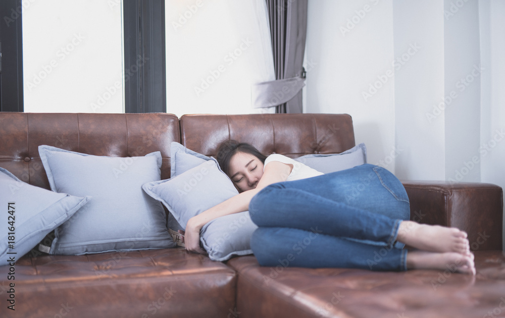 年轻女人在沙发上打盹