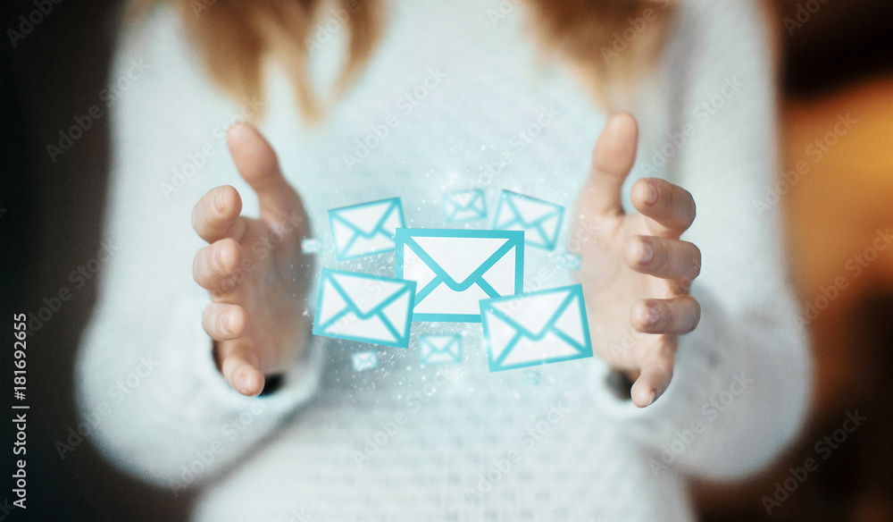 Buste email tra le mani, concetto social