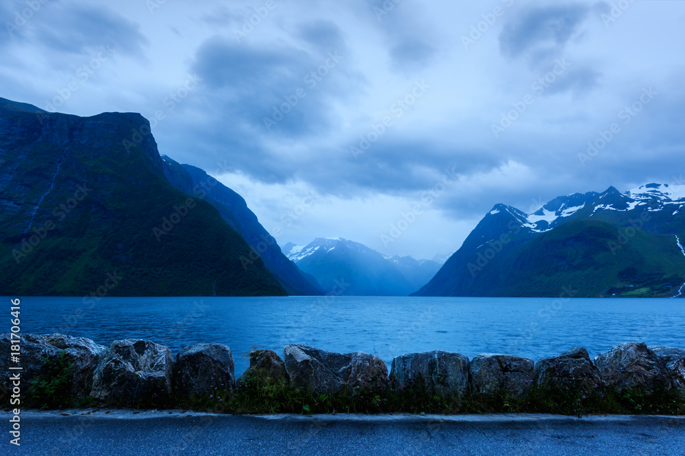 Hjorundfjorden峡湾的壮丽夜景