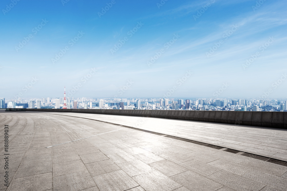 具有现代城市景观的空大理石地板