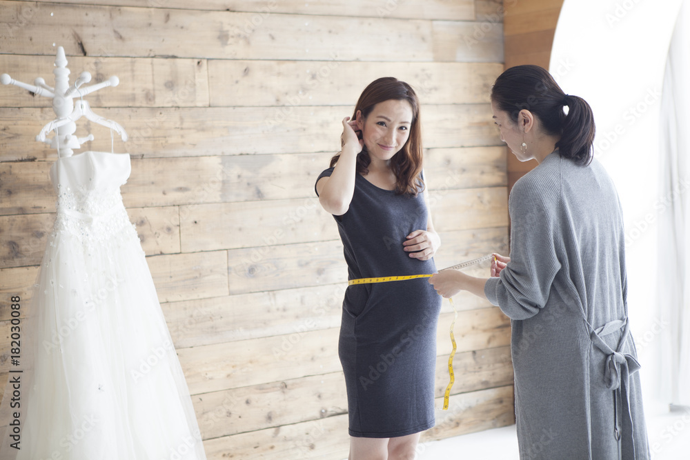 A pregnant woman is measuring the stomach size