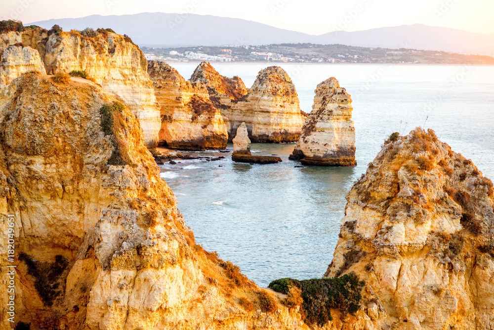 南部拉各斯市附近Ponta da Piedade岩石海岸线的美丽景观