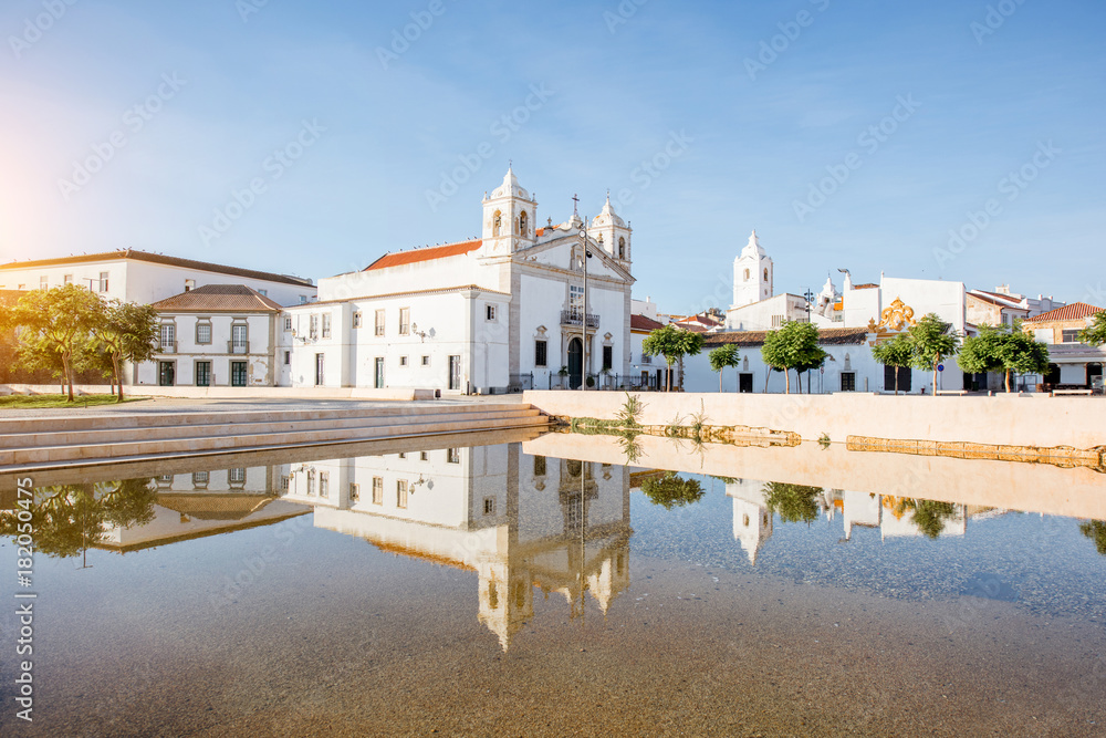 Portug南部拉各斯的santa Maria教堂，老城中心的城市景观