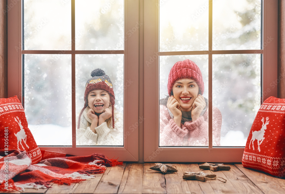 一家人在雪地冬季散步