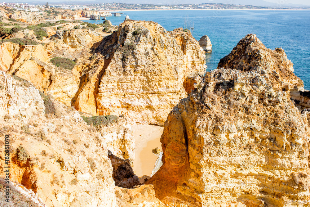 葡萄牙拉各斯市附近Ponta da Piedade美丽沙滩的俯视图