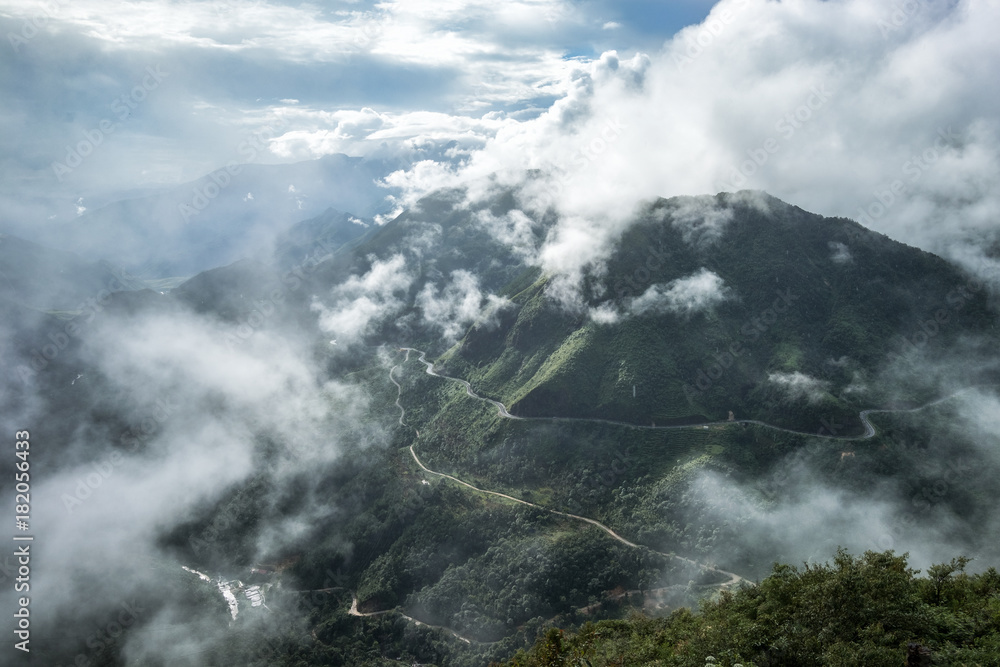 Tram Ton Pass雾中最高的风景山脉