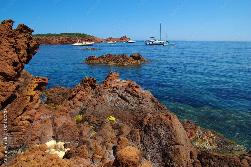 海上岩石海滩