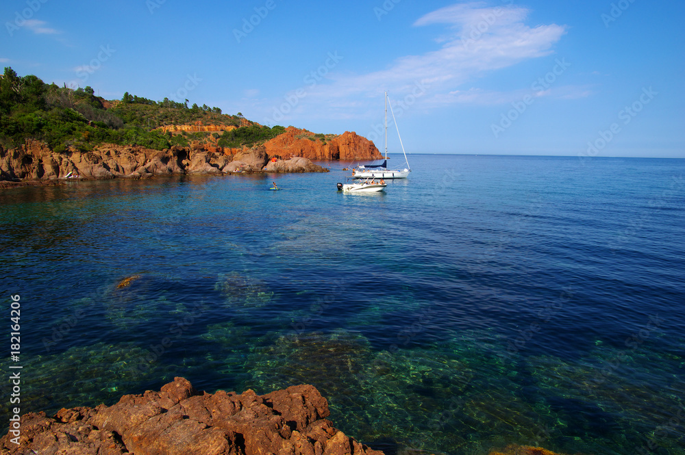 海上岩石海滩