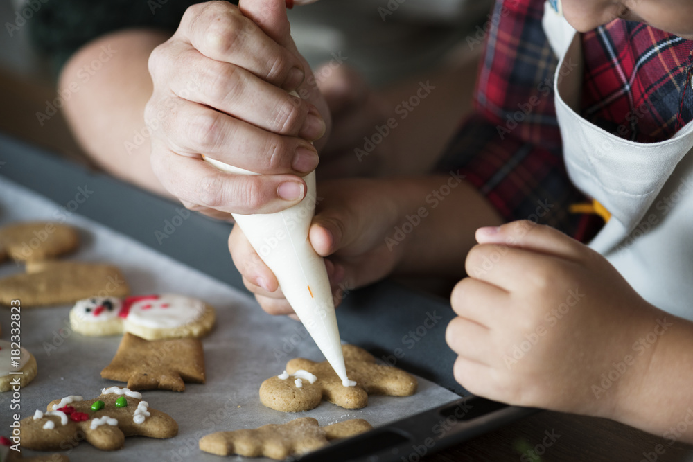 男孩和妈妈一起做姜饼饼干