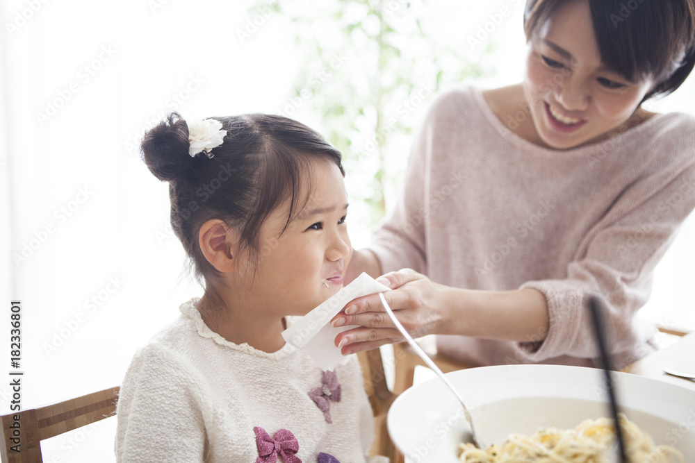 爸爸、妈妈和女儿正在吃意大利面。