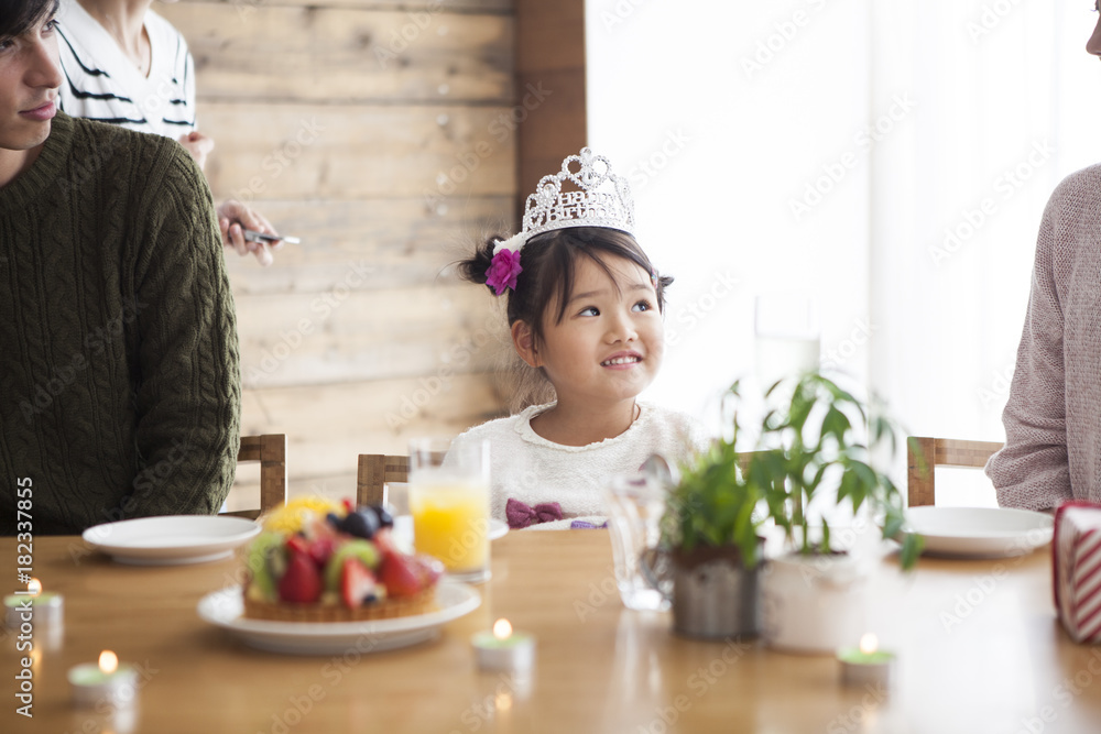 爸爸和妈妈正在庆祝她女儿的生日。