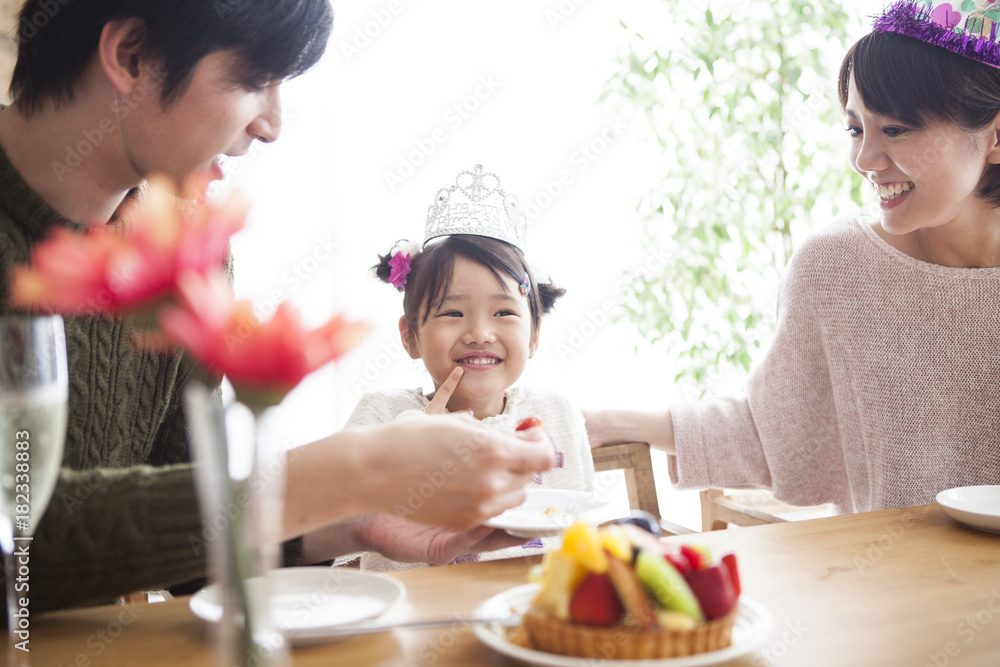 爸爸和妈妈正在庆祝她女儿的生日。