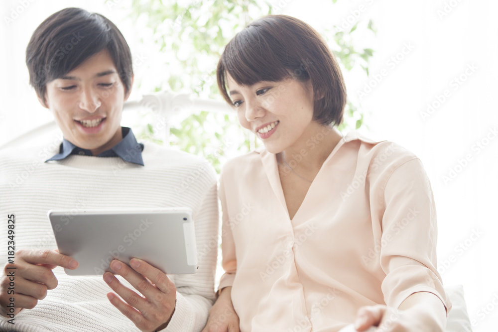 A couple is using a tablet terminal.