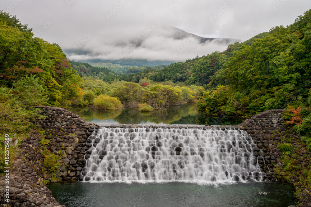 宫城Yamabikotsuri大桥初秋时节瀑布小坝美景