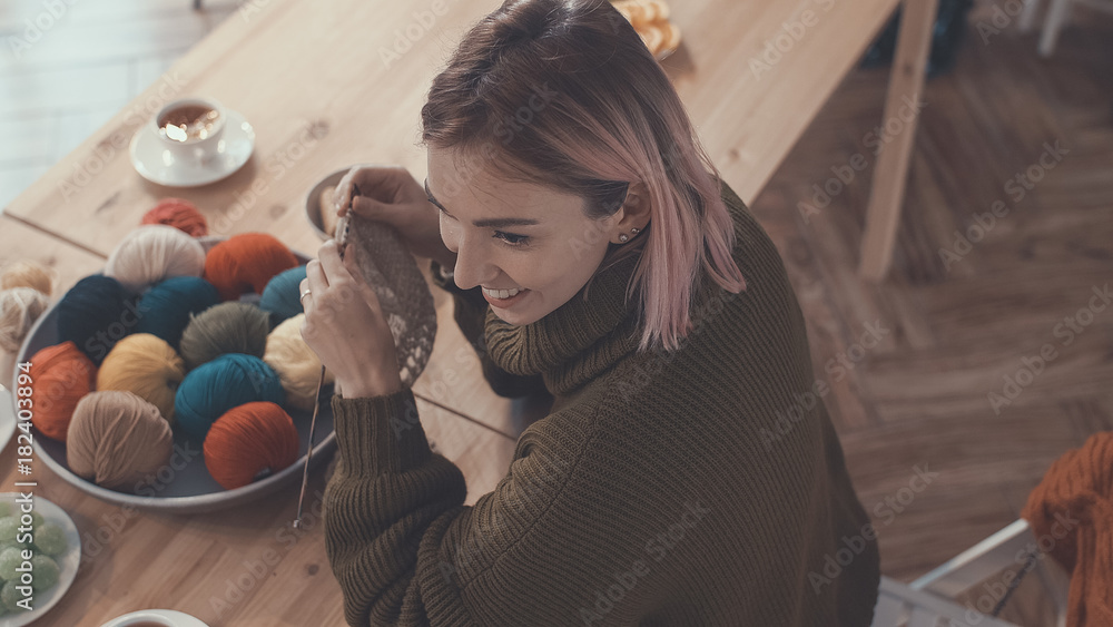 年轻的女人带着谱号