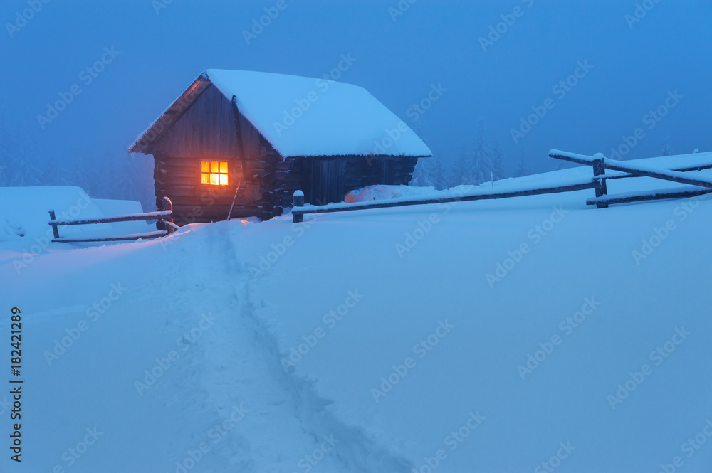 雪山木屋的奇妙冬季景观。圣诞假期概念。喀尔巴阡山