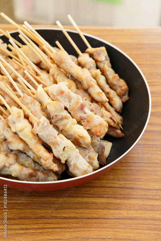 フライパンに入った大量の焼き鳥