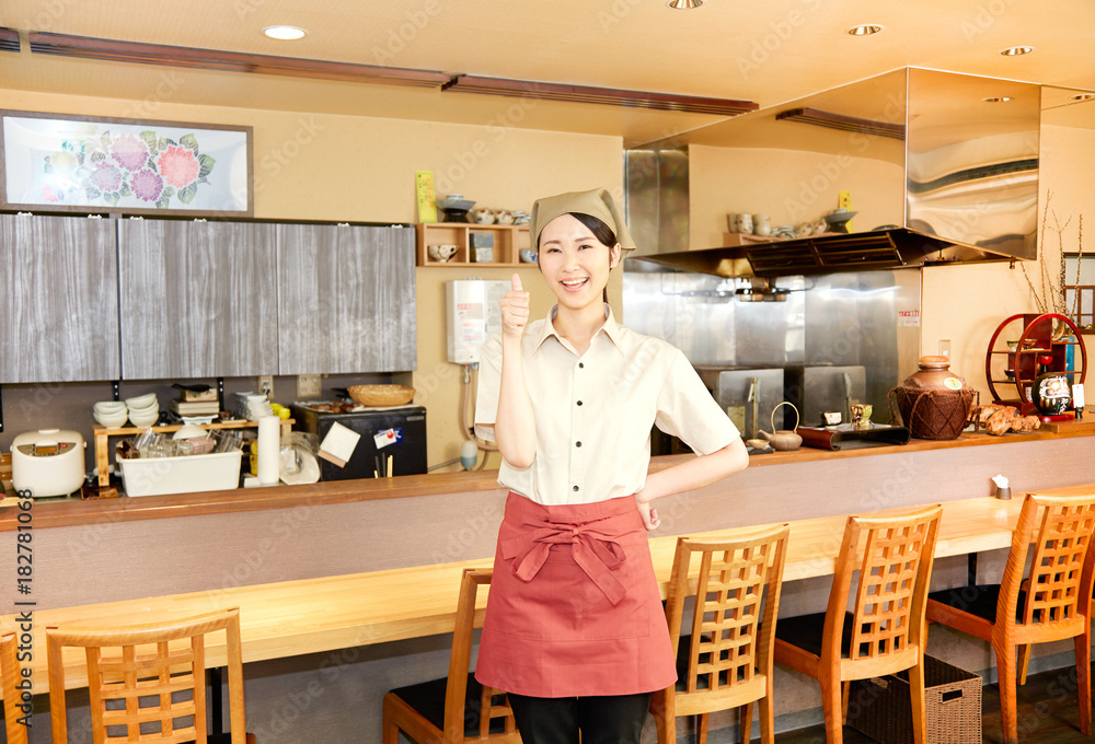 女性　飲食店店員　グッドサイン