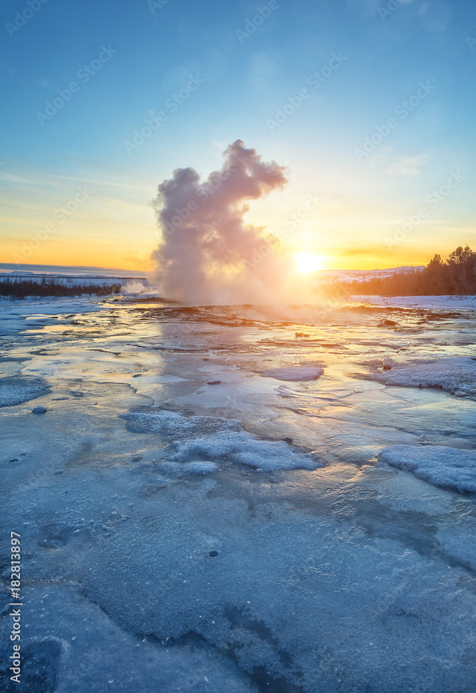 美丽的日落中的冰岛著名Geysir