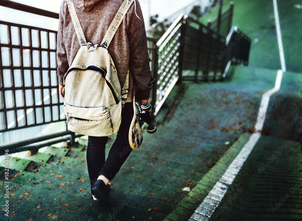 城市里的滑板女孩