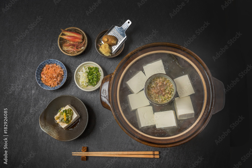 湯豆腐と湯気　Boiled tofu (bean curd) Japanese food