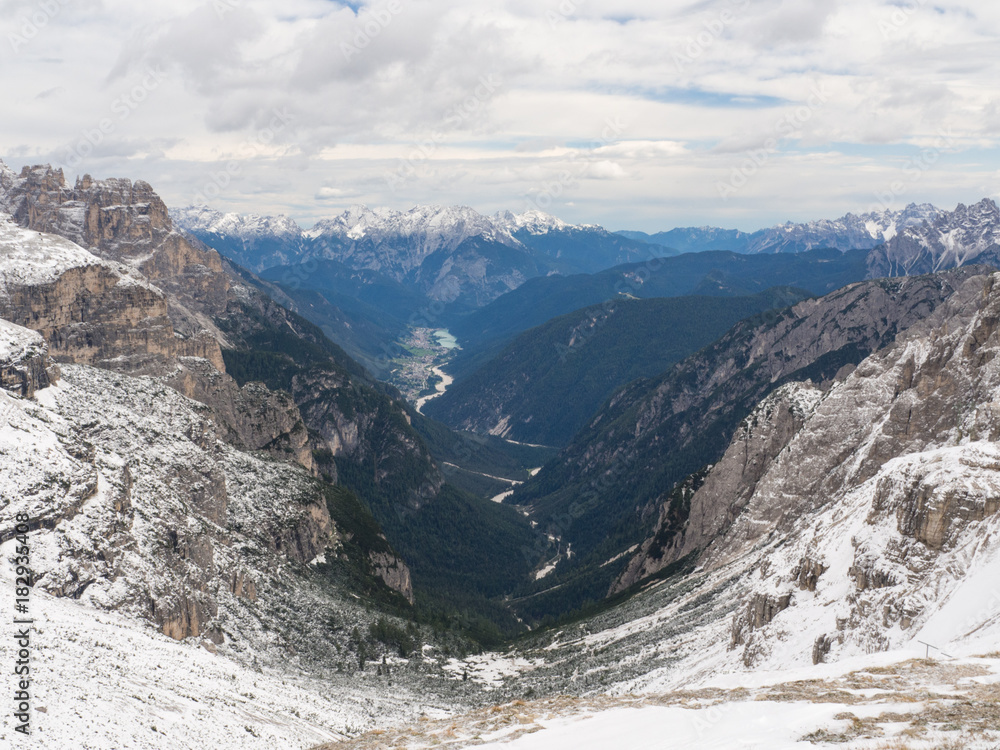 Tre Cime di Lavaredo（三峰，Drei Zinnen）保护区，多洛米蒂，南蒂罗尔，意大利的秋景