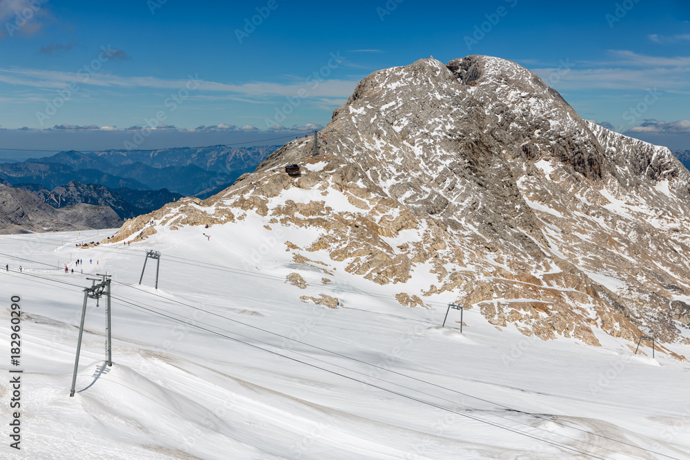 奥地利达赫斯坦山峰，带冰川和滑雪道