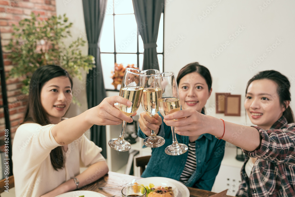 女人手拿酒杯举杯