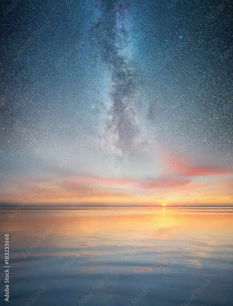 海景和夜空。美丽的自然夏季海景