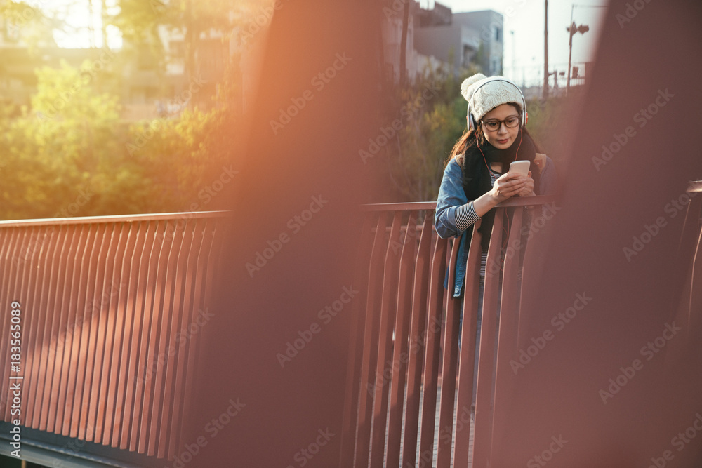 使用智能手机的亚洲女学生