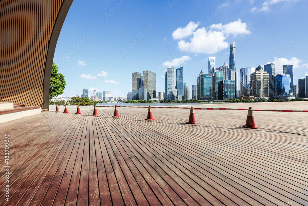 中国上海空旷的城市广场层和现代城市商业建筑风光