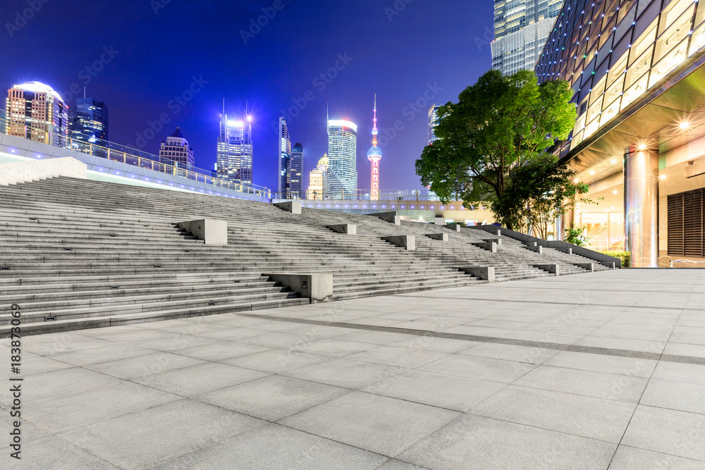 中国上海夜晚空旷的广场和现代的城市景观