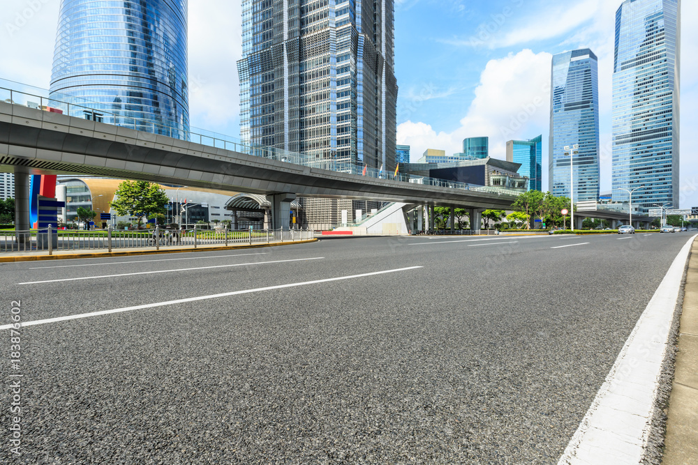 中国上海城市道路与现代商业建筑景观