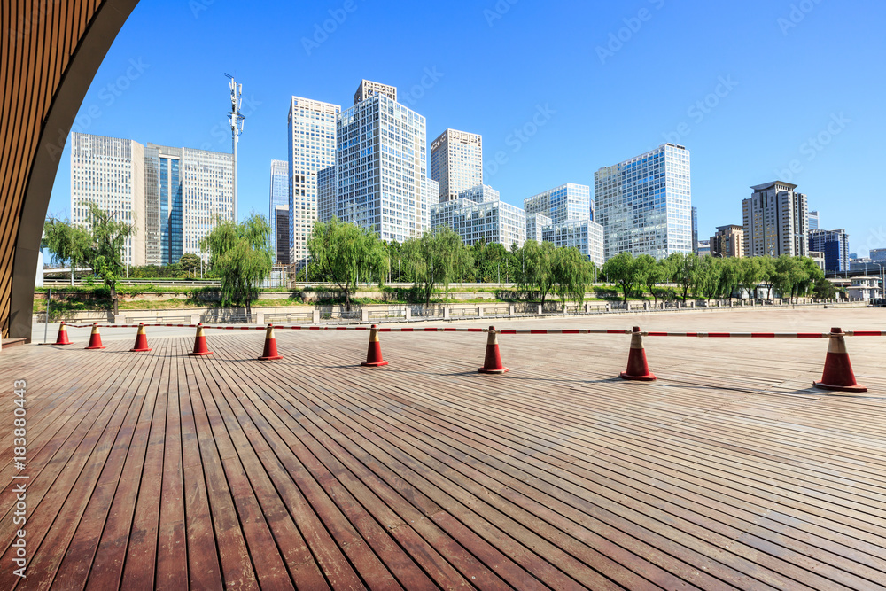 中国北京空旷的城市广场路和现代化的商业区办公楼