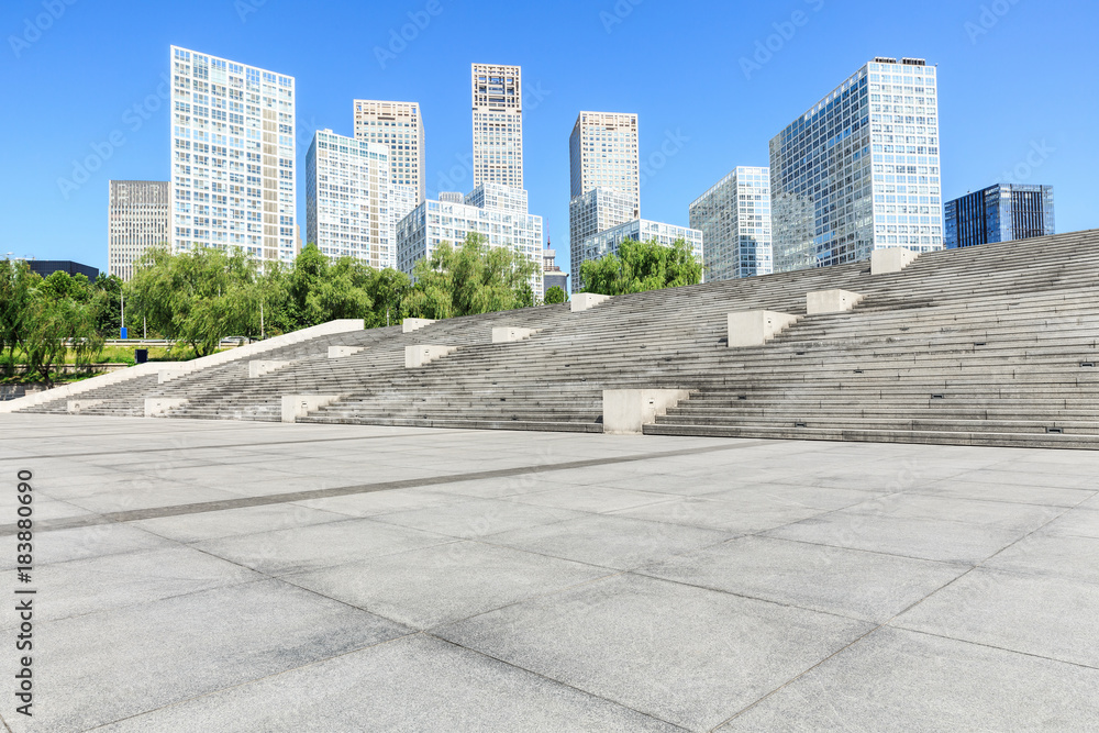 中国北京空旷的城市广场路和现代化的商业区办公楼