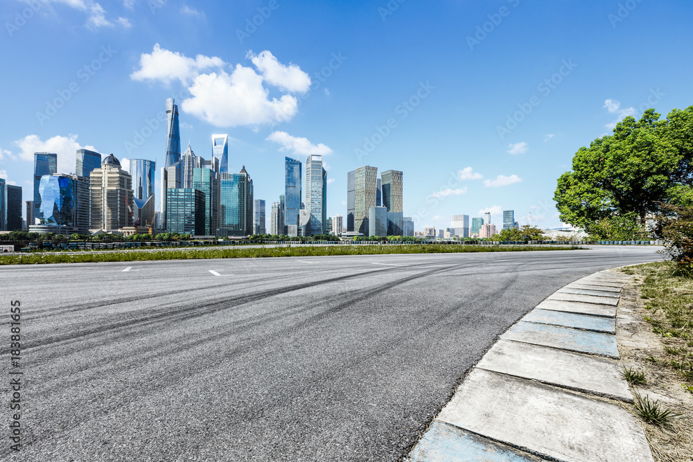 中国上海的沥青公路和现代城市商业建筑