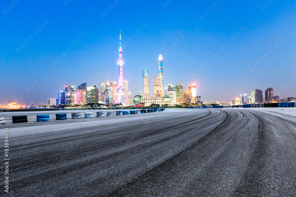 中国上海夜晚的沥青路和现代城市著名建筑景观