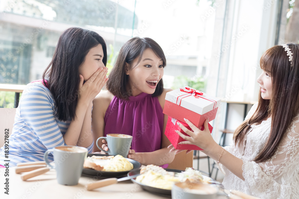 餐厅里快乐的女性朋友