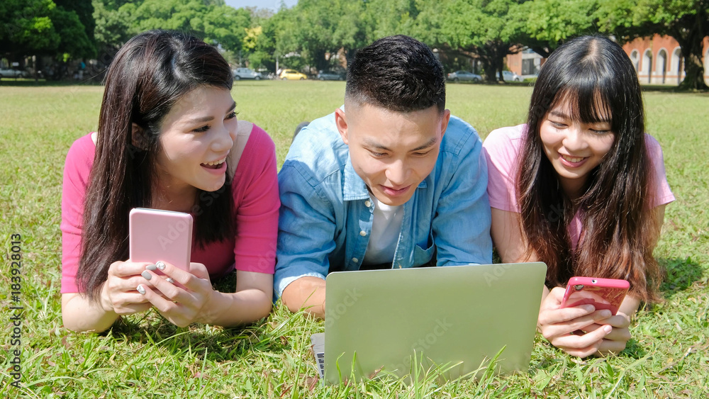 学生使用电话和电脑