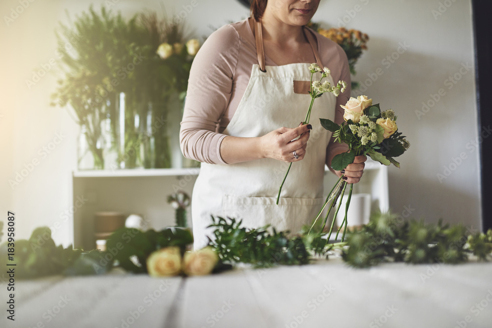 女花匠在她的花船上制作花束