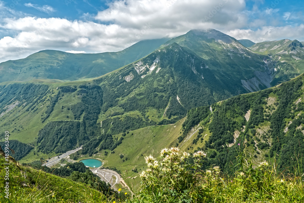 美丽的夏季山脉景观，下面是湖泊