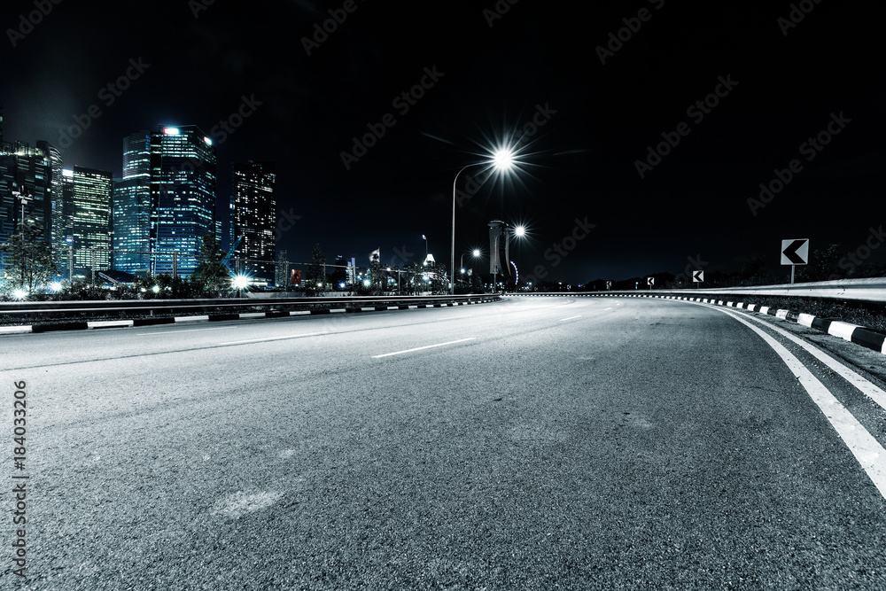 现代城市空旷道路近景