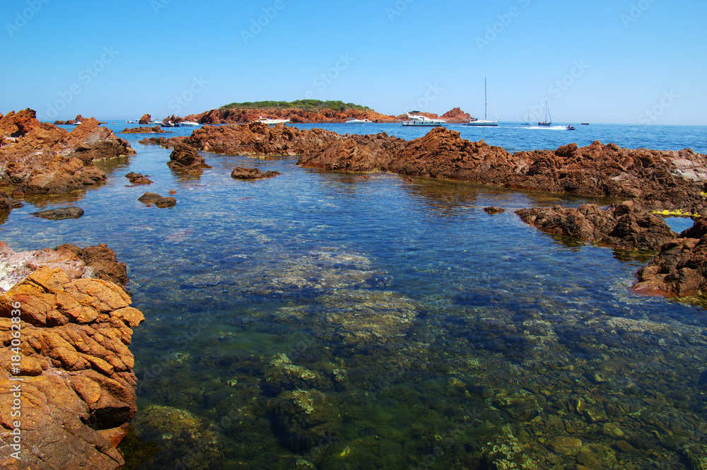 海上岩石海滩