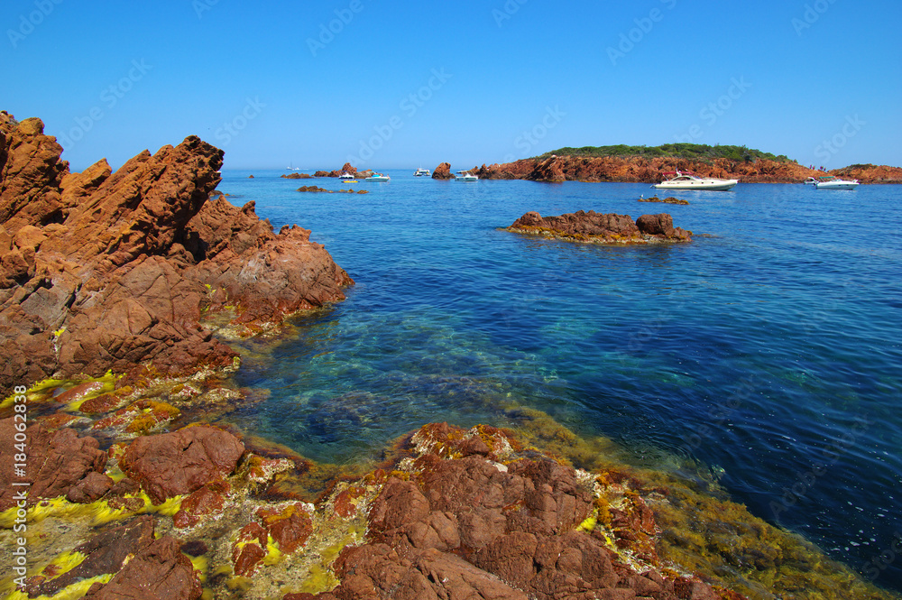 海上岩石海滩