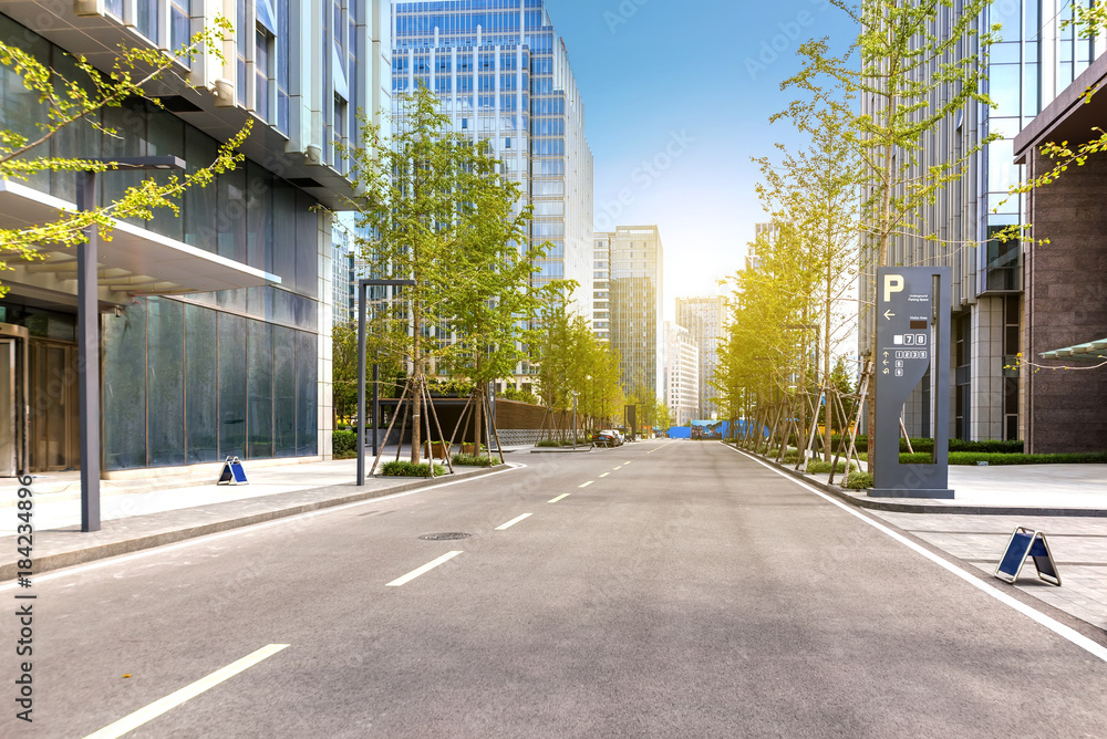 空荡荡的高速公路，有青岛的城市景观和天际线。