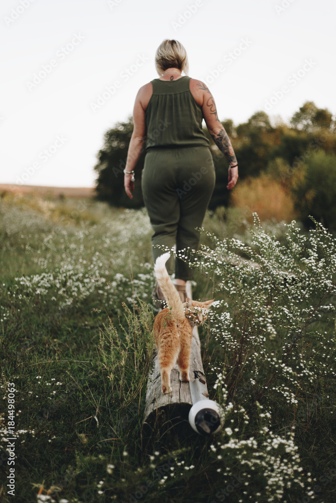 一只猫在农场里跟着主人