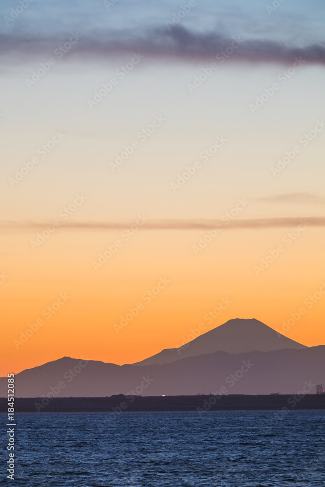 冬季日落时的富士山和东京湾。东京湾是位于南部的海湾