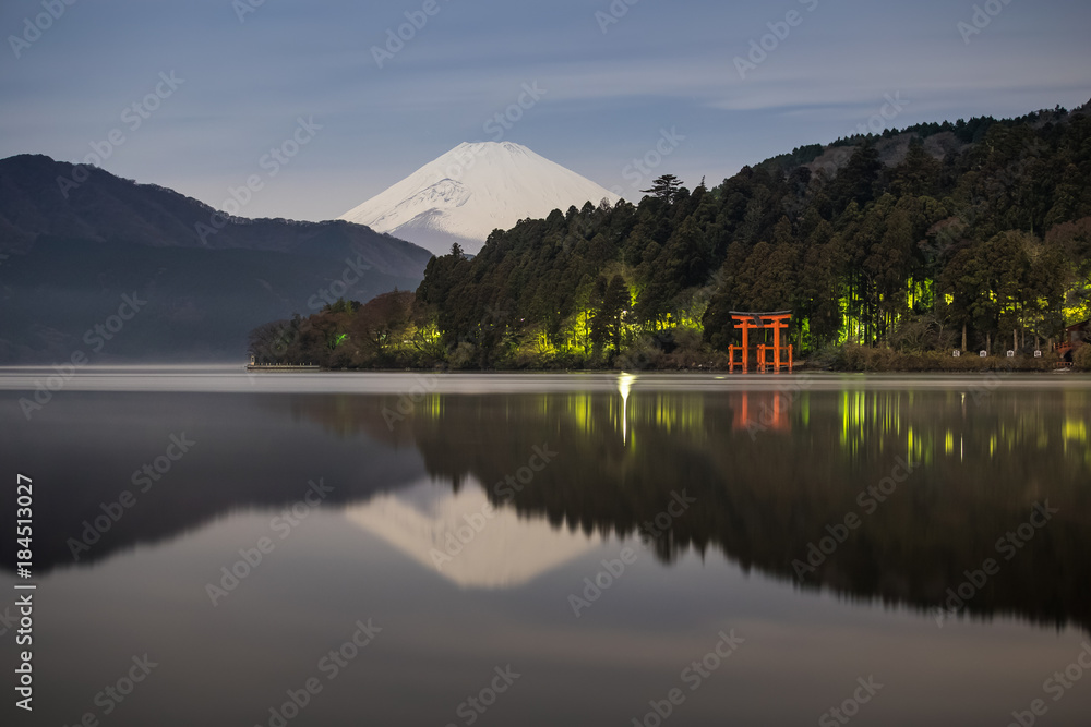 富士山和阿势湖在夜间，以富士山为背景的湖是哈的象征