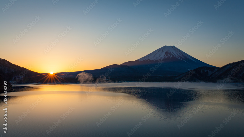 冬天早晨在Motosu湖的富士山