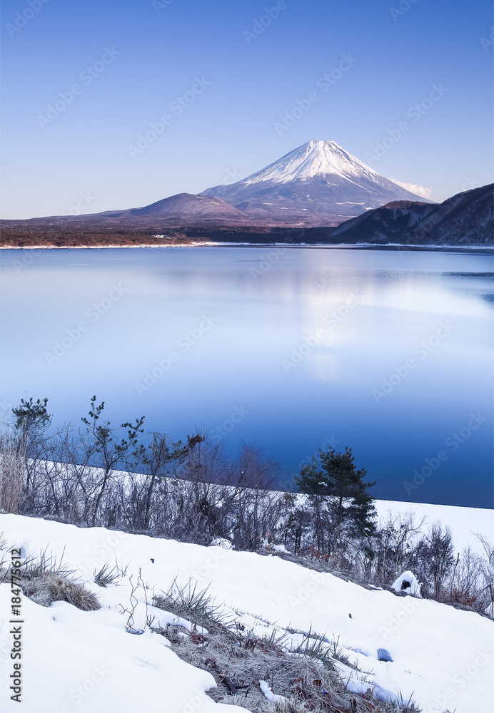 富士山和Motosu湖冬季降雪